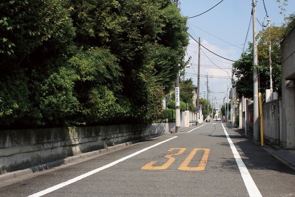 In the vicinity of local streets (about 400m ・ A 5-minute walk)