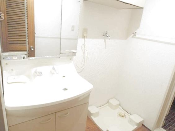 Wash basin, toilet