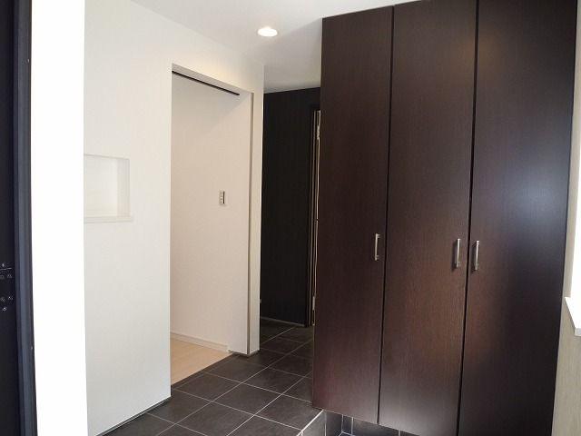 Entrance. Example of construction