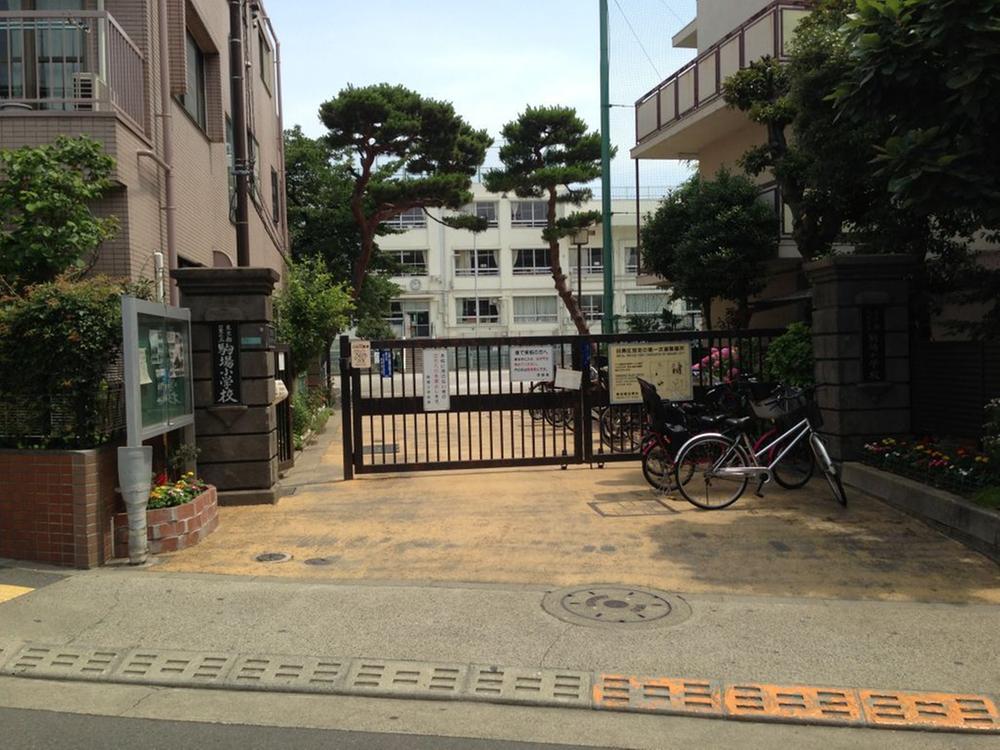 Primary school. Until the municipal Komaba elementary school 710m