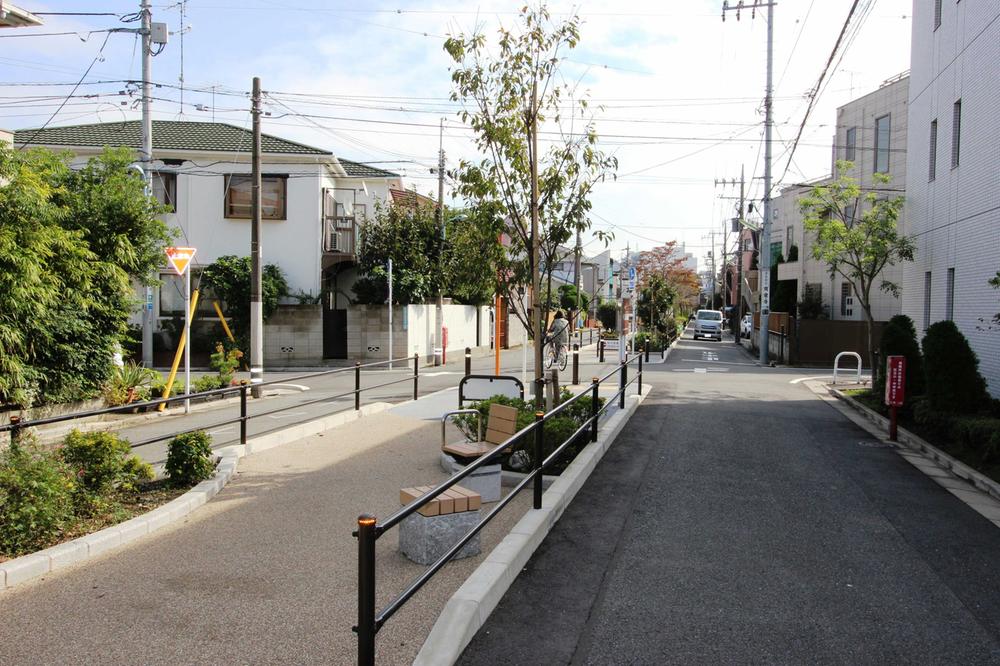 Local photos, including front road. Kuhonbutsu River green road. 