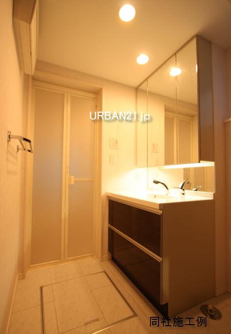 Wash basin, toilet. Matsushita Electric Works C line With LED lighting. To the door handle of the wood tone friendly image. Simple and sophisticated design.  Slide storage. 