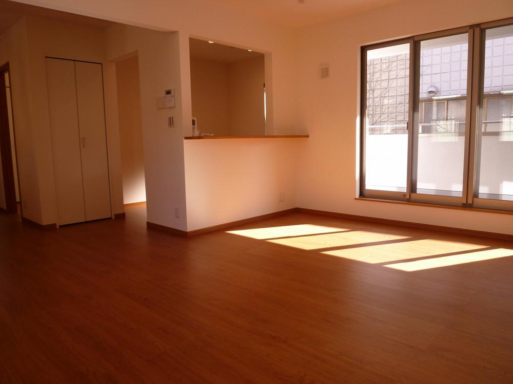 Living. Second floor living room of counter kitchen EIDAI made Adopted the bright colors of the interior joinery