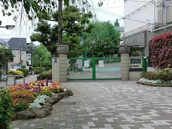 Junior high school. 742m to Meguro Ward eleventh junior high school