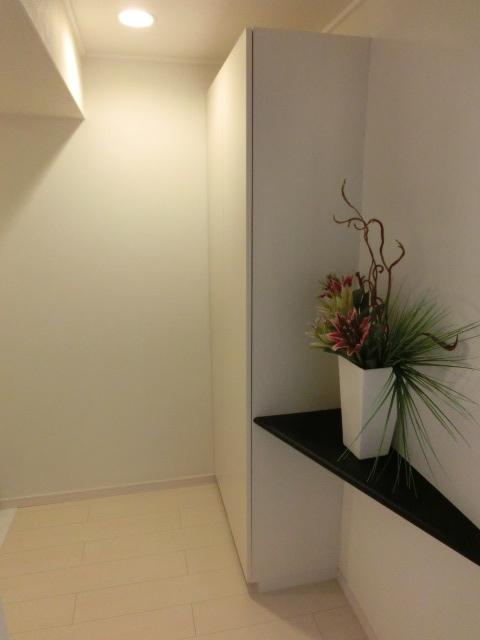 Entrance. Local (12 May 2013) Shooting