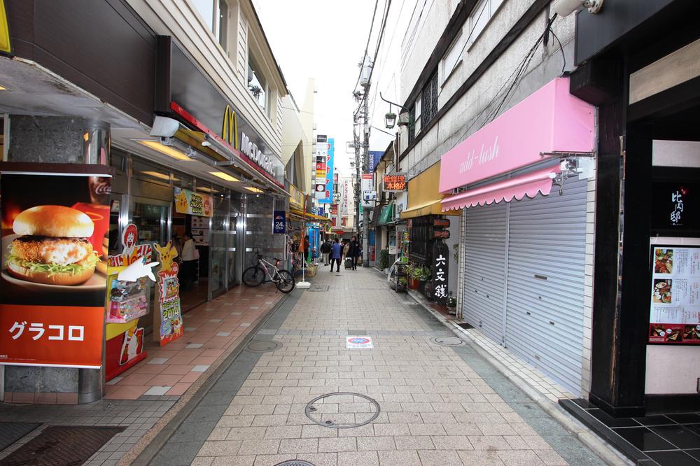 Streets around. White birch street around "Jiyugaoka" station. 