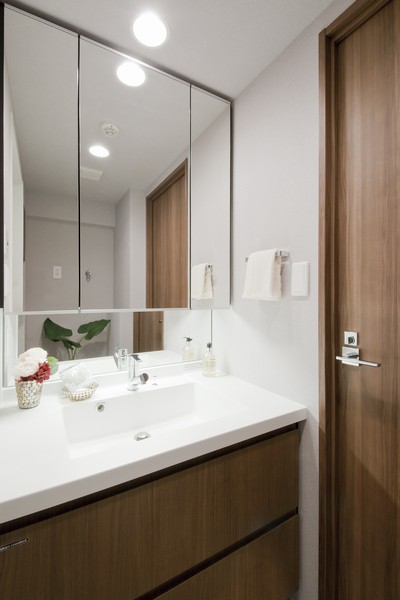 Adopt a "square bowl-integrated top plate" is in vanity counter