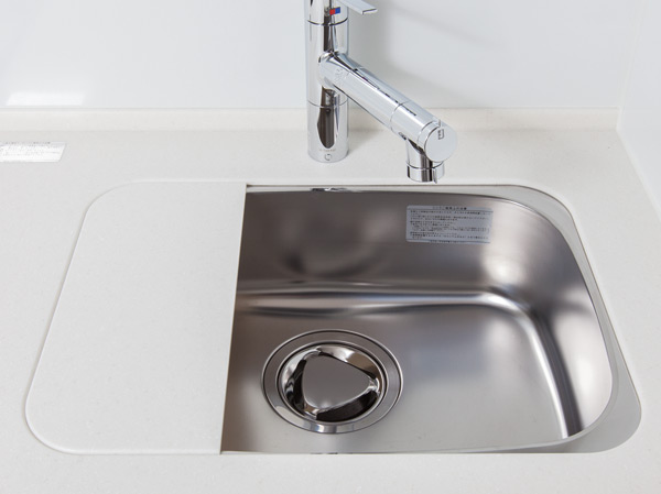 Kitchen.  [Kitchen sink] Easy to also wash a big thing, such as a pot in the kitchen sink, Adopted a silent sink to reduce the falling objects and water splashes sounds such as spoon, It adopted a sink cover that can expand the space at the time of preparation of draining and food, such as washing.