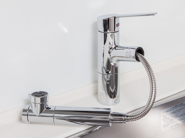 Kitchen.  [Water purifier integrated ・ Mixing faucet with hand shower] Button one in can be switched to water purification, Head is the mixing faucet of hand shower type that draw.