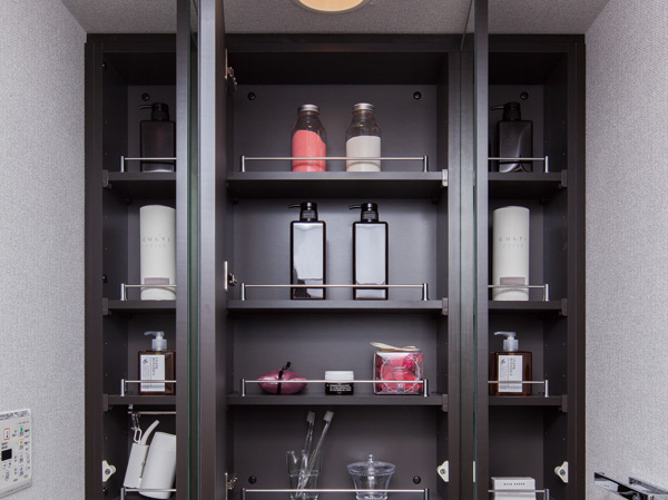 Bathing-wash room.  [Kagamiura storage with triple mirror] Happy in the morning of the dressing, Adopt a large three-sided mirror. Inside is a convenient design that can be used as a movable shelf storage. Also it comes standard with dryer hook.