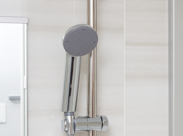 Bathing-wash room.  [Spray shower head] We outlet of the shower is adopted the beautiful easy-to-use metal-tone spray shower head.