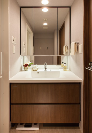Bathing-wash room.  [Powder Room] It comes standard with a convenient pull out shower head in your makeup in a convenient three-sided mirror and shampoo and the powder room considering the previous grooming angled to go out.