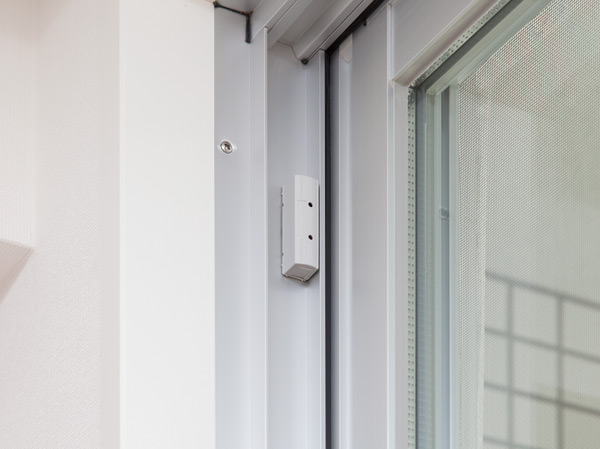 Security.  [Security sensors] 1st floor ・ Installing a security sensor on the second floor dwelling units of window. Automatically Problem to guard center Upon sensing intrusion. (1st floor ・ Only the second floor dwelling unit, Except for some window) ※ Model Room F type