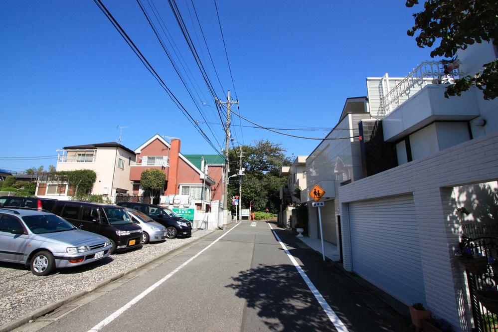 Local photos, including front road. Local (10 May 2013) Shooting Front road is six meters public road