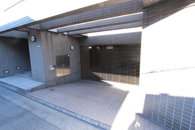 Local appearance photo. Parking is underground floor. It is also safe on a rainy day.