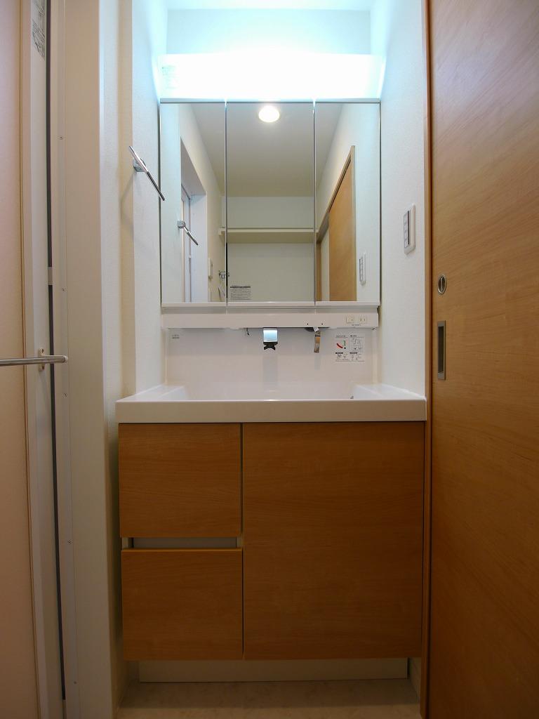 Wash basin, toilet. Local (09 May 2013) Shooting