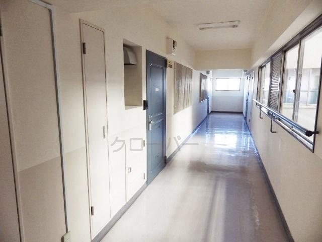 Other common areas. Inner hallway