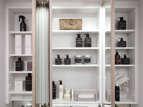 Bathing-wash room.  [Three-sided mirror with vanity] You can adjust the angle of the mirror, Three-sided mirror specifications that grooming can also be smoothly. In the center of the mirror, Adopt a heater stop cloudy.