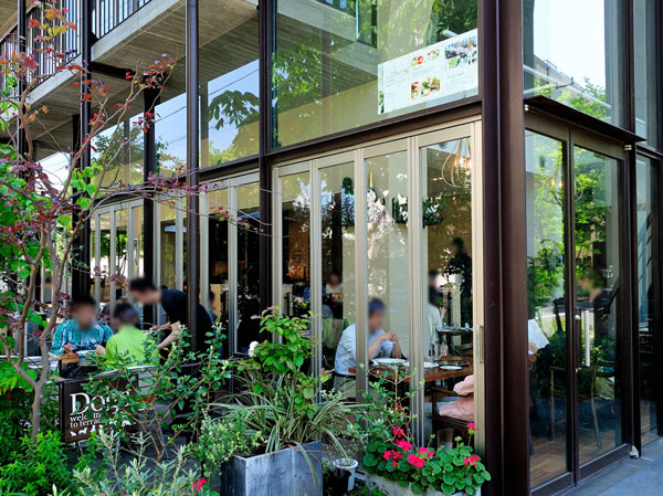 Surrounding environment.  [Charm of the city to improve the aesthetics of living] While home to mature living environment, New Deaeru the attractive of Himonya to discovery. 2008, "Himonya Terrace" is open in the French restaurant next to the Salesian Church. Shop sweets of well-established store and sense fragrant general store to meet the discerning adults of the tongue in a residential area also Nestled, There is room while enhancing the aesthetics of living life Masu fun Me. (Himonya Terrace / A 4-minute walk ・ About 250m)