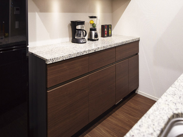 Kitchen.  [Back counter] Lower receiving the abundant amount of storage. To harmony with the system Kitchen, Countertops granite.