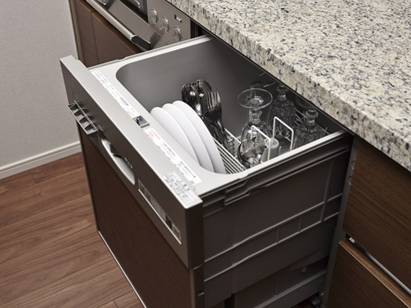 Kitchen.  [Dish washing and drying machine] And out of the dish without taking the place is also easy, built-in drawer type. It also shortened the time of housework.