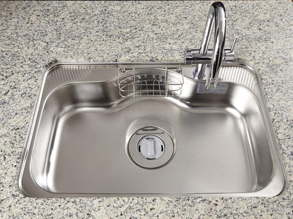 Kitchen.  [Low noise sink] In consideration to the living sound to the living room, Reduce the water wings sound. Conversation while clean up is smooth.