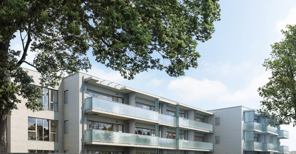 Features of the building.  [Sense of stability of low-rise three-storey] Appropriate to calm Himonya 2-chome, Low-rise three-storey. And neat look that emphasizes the horizontal line, Look also to the green of the surrounding, It is a high-quality design that wears the texture rich tile. (Exterior view)