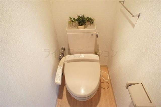 Toilet. Local (December 9, 2013) Shooting