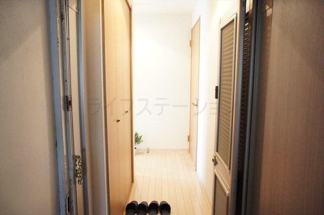 Entrance. Local (December 9, 2013) Shooting