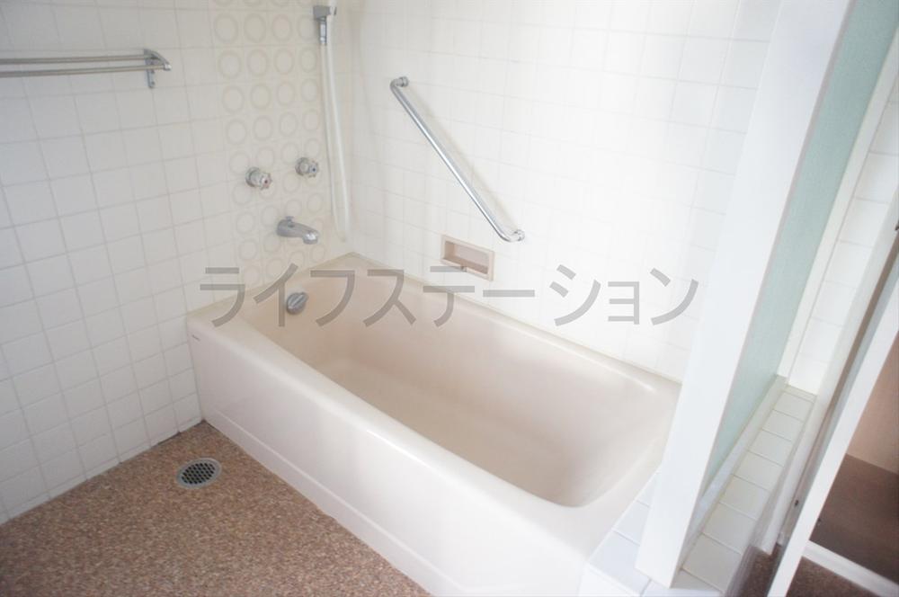 Bathroom. Local (November 26, 2013) Shooting