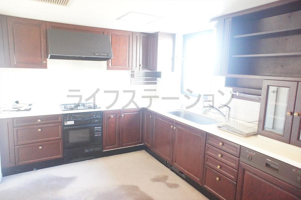 Kitchen. Local (November 26, 2013) Shooting