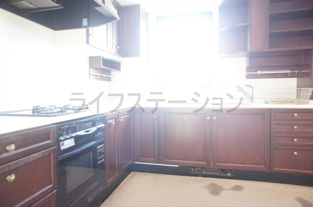 Kitchen. Local (November 26, 2013) Shooting