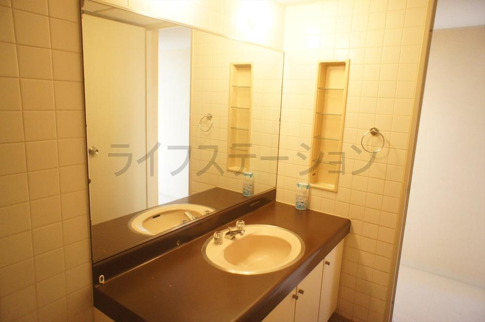 Wash basin, toilet. Local (November 26, 2013) Shooting