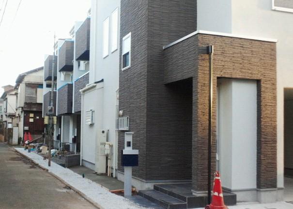 Local photos, including front road. A quiet residential area