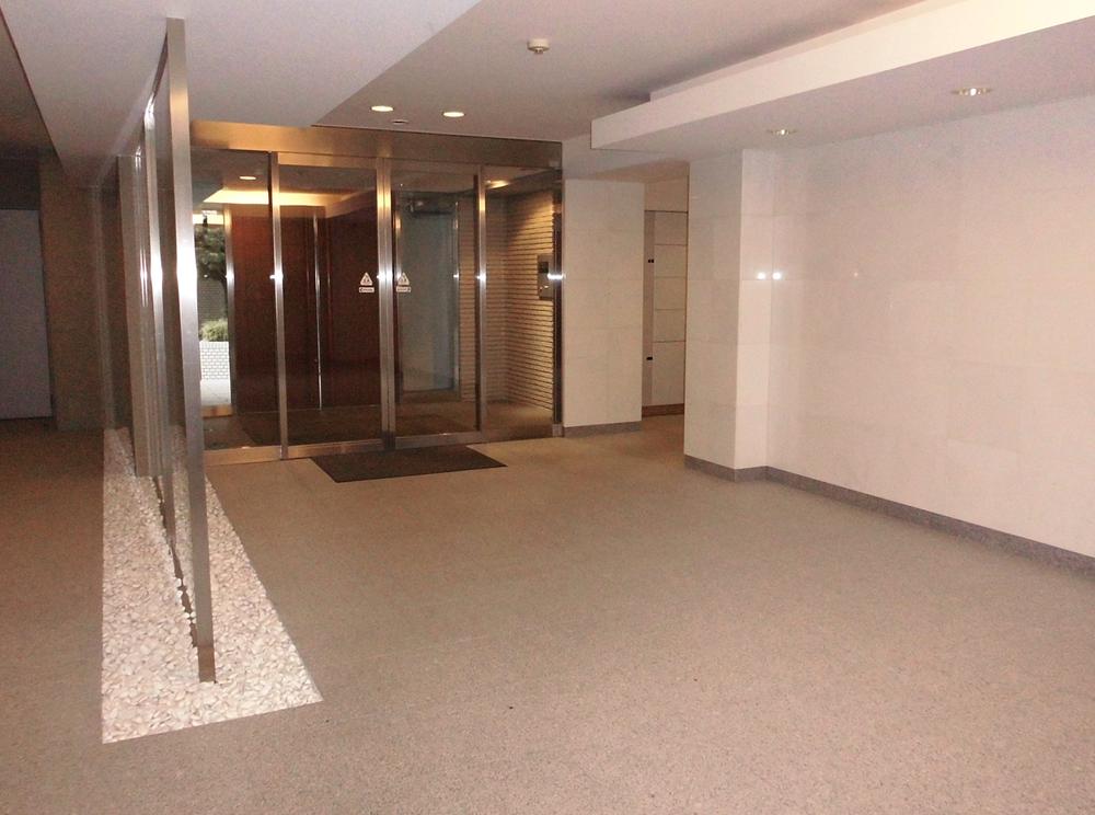 Entrance. Common areas
