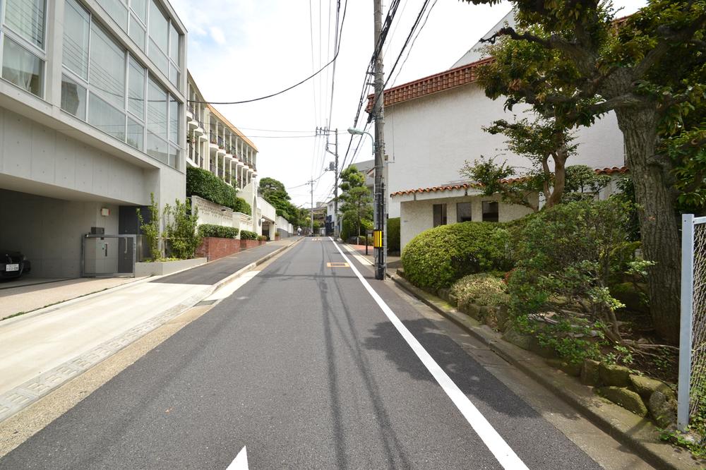 Streets around. 150m to the peripheral road