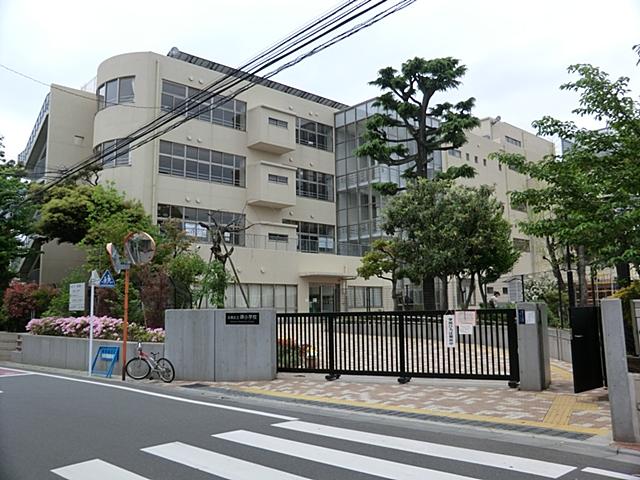 Primary school. 160m to the monument elementary school