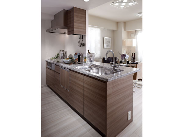 Kitchen.  [kitchen] Kitchen that achieve both of functionality to support the interior of the housework. living ・ It has adopted a beautiful gloss natural granite of the top of the face-to-face counter to increase the sense of unity with the dining. IH cooking heater ・ Dishwasher ・ Water faucet ・ Sink, etc., Eco gathered a safe facility, It has easy-to-use storage also enrich.
