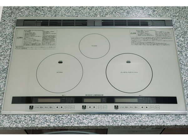 Kitchen.  [IH cooking heater] 1 place in the heater is a three-necked IH of the single all-metal specification that can be used all of the metal pot. Also equipped with eco-friendly features, such as power-saving mode.
