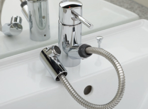 Bathing-wash room.  [Single lever faucet] Vanity faucet adopts the type that can be drawn head portion. Since the water to every corner of the bowl arrives, You can comfortably use.