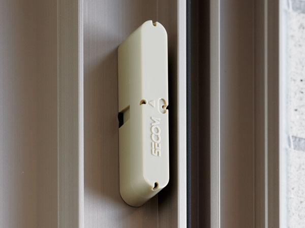 Security.  [Magnet sensor] Entrance door and windows of each dwelling unit ※ A magnet sensors were installed to. It sends a signal to the Secom in case of trouble.  ※ Surface lattice with window ・ FIX window ・ Except for the glass block window.
