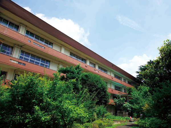 Surrounding environment. The first junior high school (a 5-minute walk / About 370m)