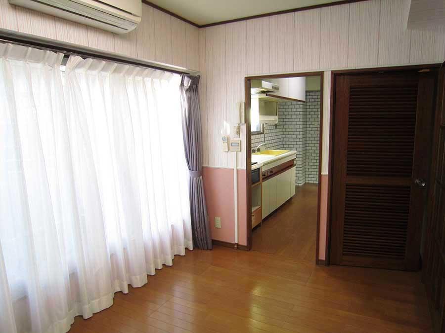 Living. Bright corner room