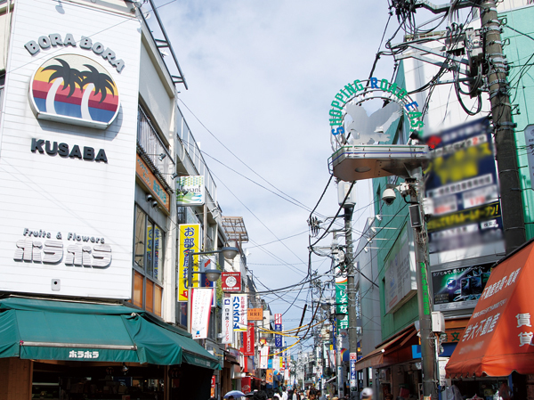 Surrounding environment. Gakugeidaigaku east exit shopping district with downtown humanity full of feel at home while located in the uptown (about 400m ・ Walk is 5 minutes). Thanksgiving of spring and autumn, August summer festival, Of the end of October Manabu large carnival, etc., Crowded in a variety of events.