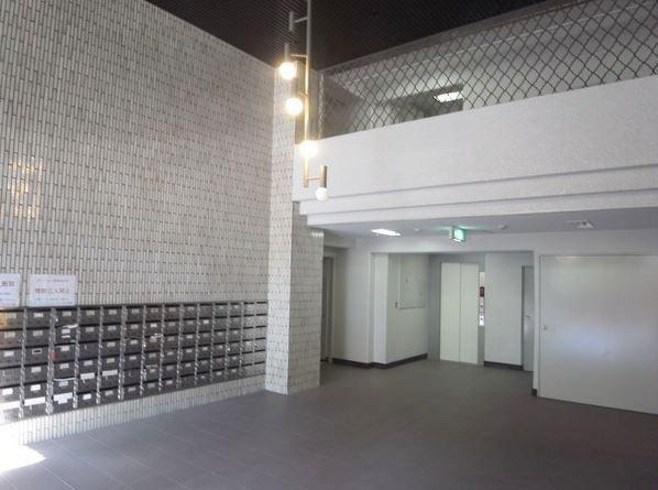Entrance. Common areas