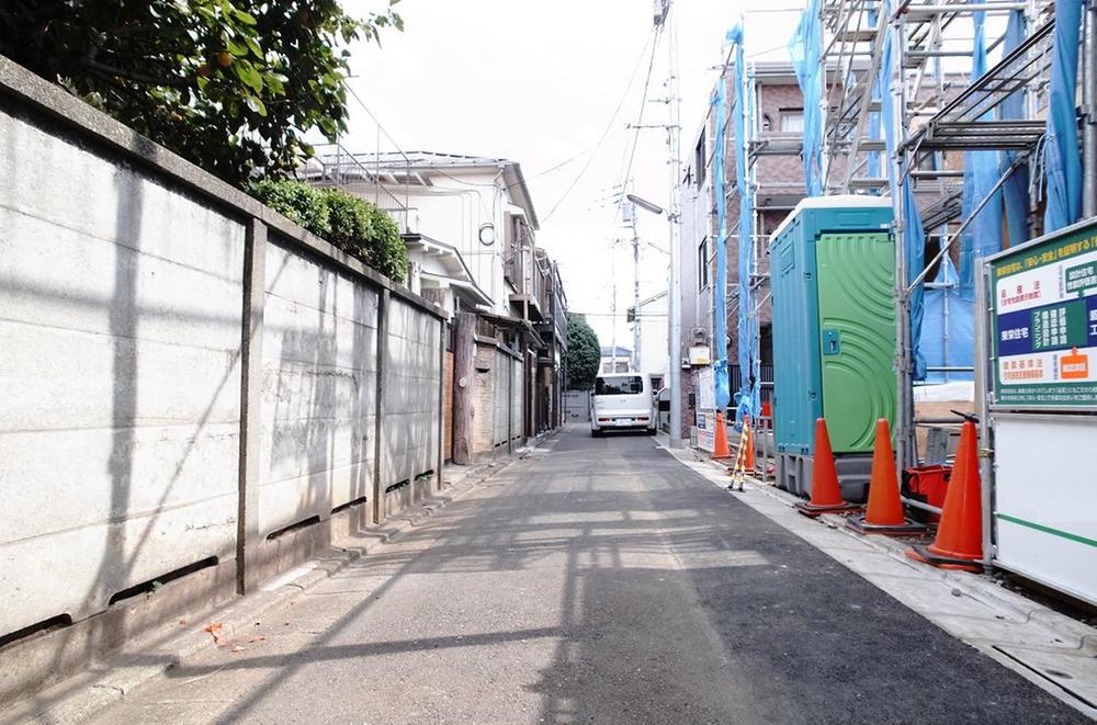 Local photos, including front road. Local front road