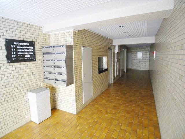 Other common areas. Entrance hall