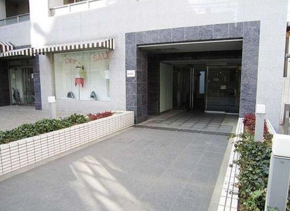 Entrance. Common areas