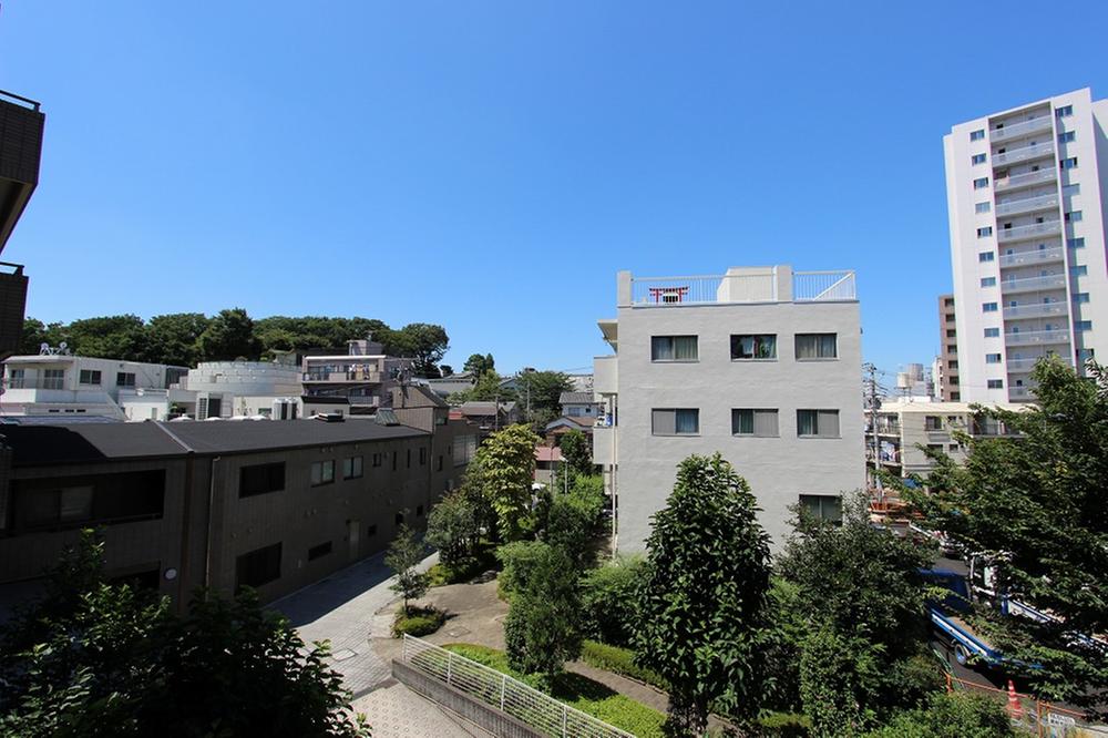 View photos from the dwelling unit. Conveniently located in a quiet residential area surrounded by greenery View from the site (August 2013) Shooting