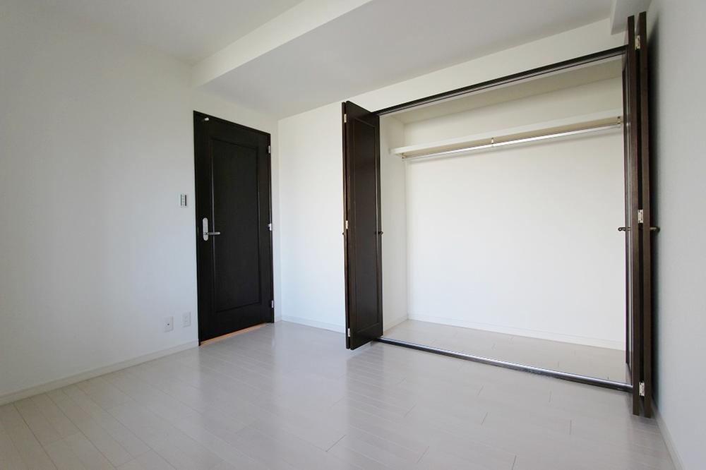 Non-living room. A large closet feature